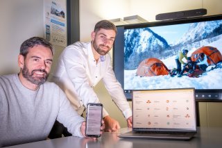 Le professeur Alexandre Cotting (premier plan) et Bryan Spahr, collaborateur scientifique, ont développé une application mobile et une plateforme de formation à distance au service de la médecine de montagne.